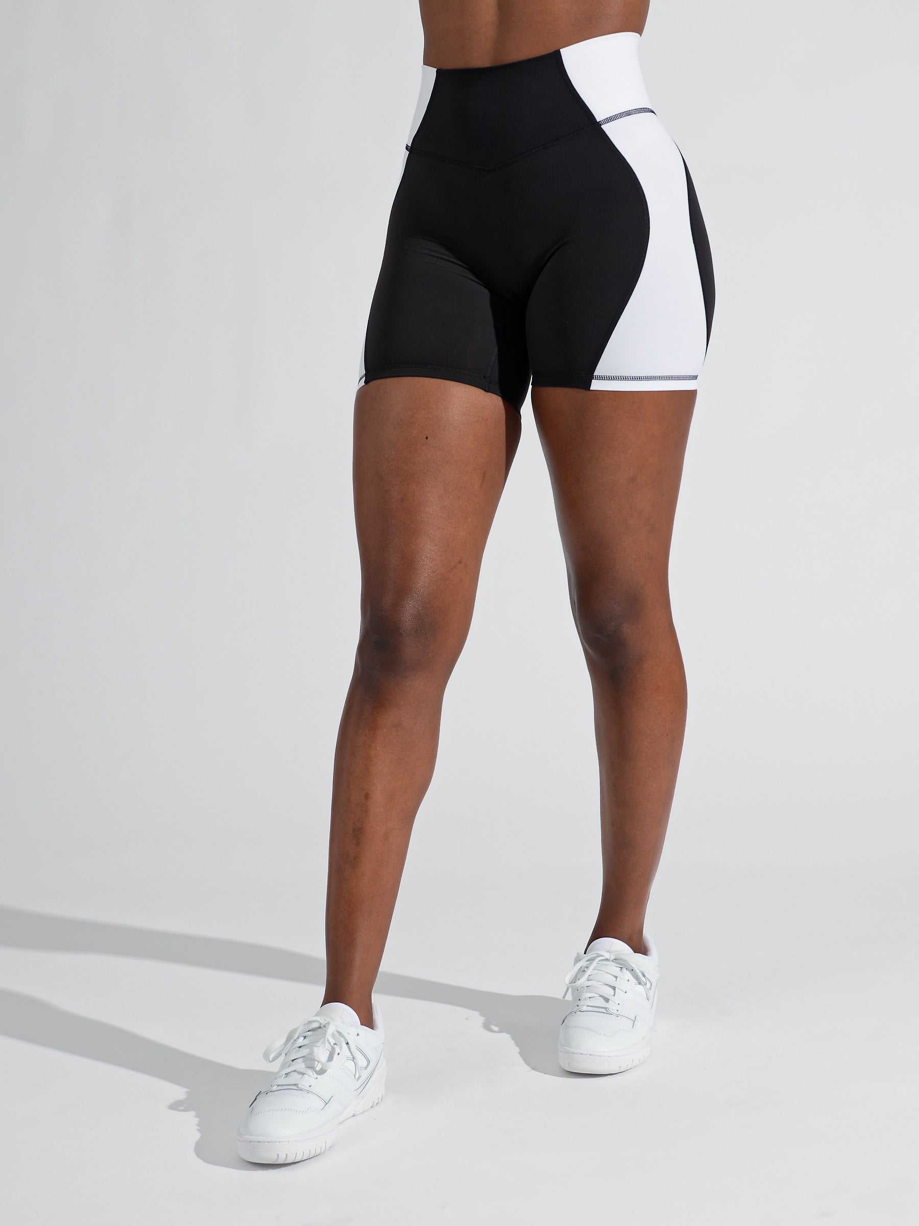 Aurora Short 6" - Onyx Black and White