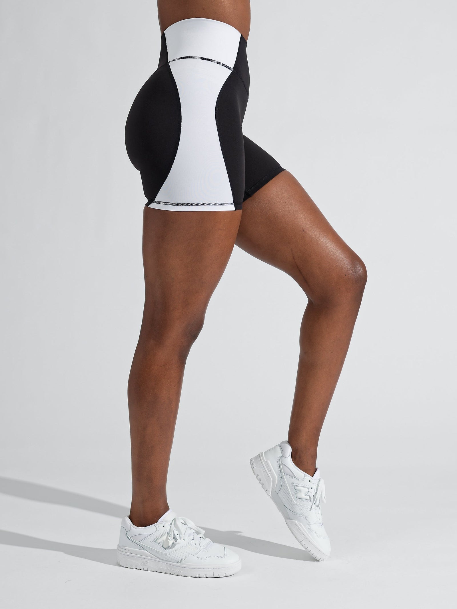 Aurora Short 6" - Onyx Black and White