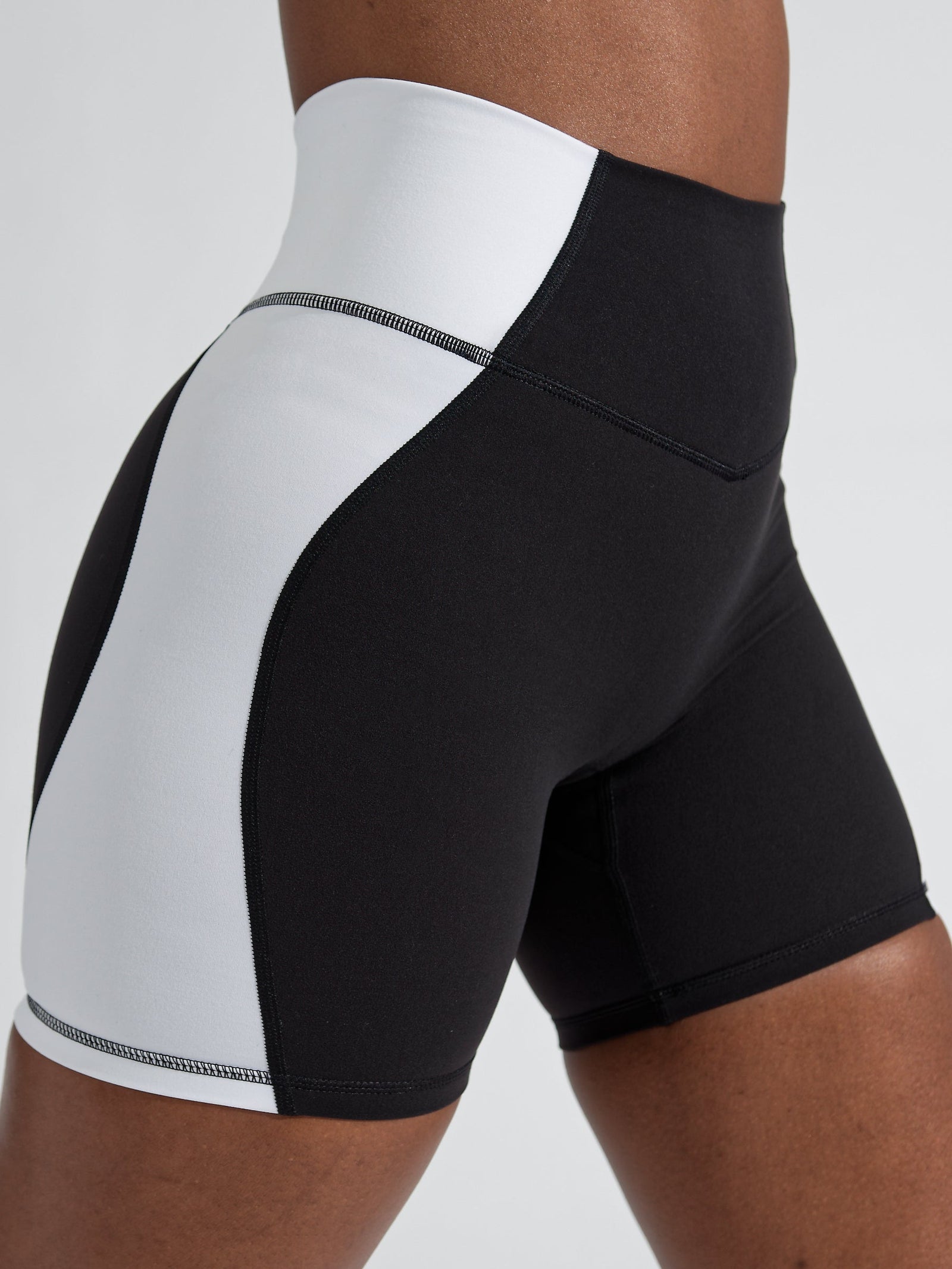 Aurora Short 6" - Onyx Black and White